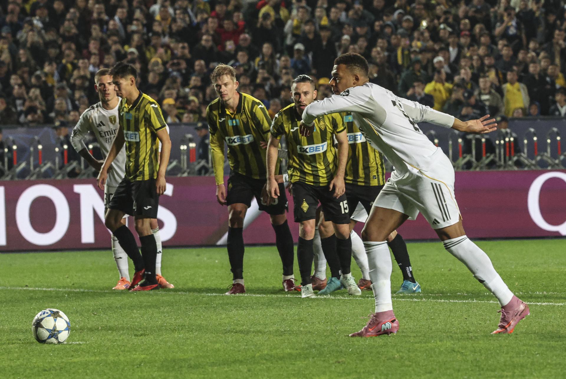 El delantero francés Kylian Mbappé (c) del Real Madrid logra el 0-1 durante el partido de la UEFA Champions League que han jugado Kairat Almaty y Real Madrid, en Almaty, Kazajstán. EFE/EPA/MAXIM SHIPENKOV
