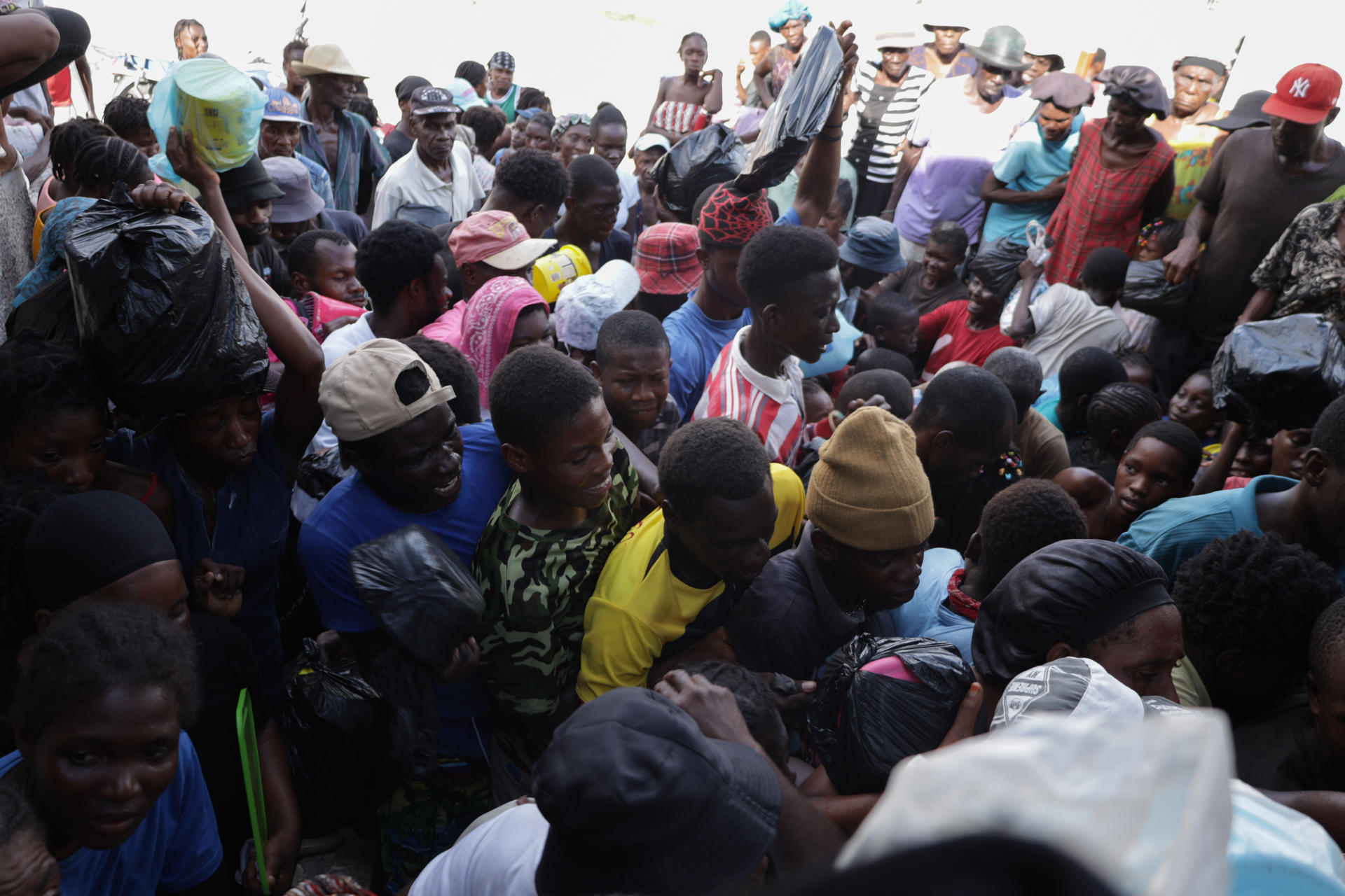 Fotografía del 29 de agosto de 2025 que muestra a personas haciendo fila para recibir comida en Petite Rivière de l'Artibonite (Haití). EFE/ Patrice Noel