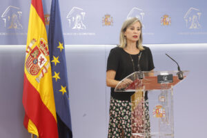 La portavoz de Sumar, Verónica Martínez, durante una rueda de prensa este martes en el Congreso. EFE/ J.P. Gandul