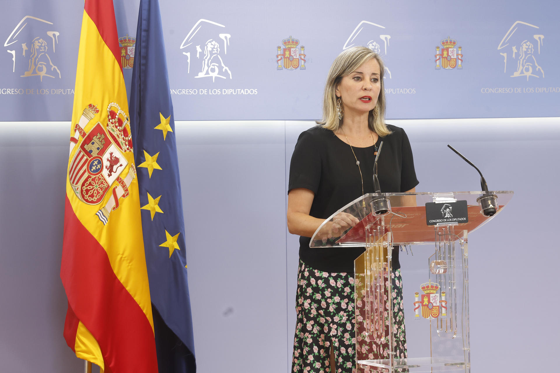La portavoz de Sumar, Verónica Martínez, durante una rueda de prensa este martes en el Congreso. EFE/ J.P. Gandul