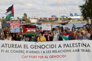 Entidades de apoyo a Palestina celebran una concentración bajo el lema "Cap port per al genocidi. Fi al comerç i trànsit d'armes amb Israel" ante la llegada al Puerto de València de un barco con material militar para Israel, según los convocantes de la protesta. EFE/Ana Escobar