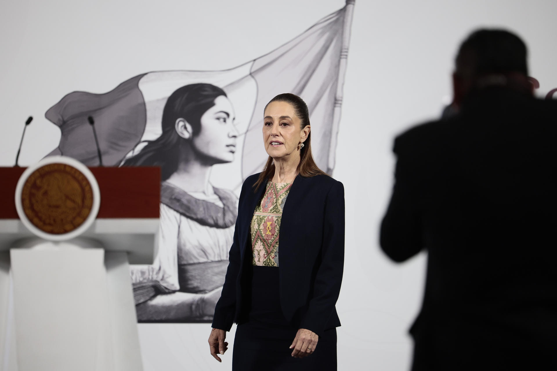 La presidenta de México, Claudia Sheinbaum, participa durante una rueda de prensa este lunes en Palacio Nacional de la Ciudad de México (México). EFE/José Méndez
