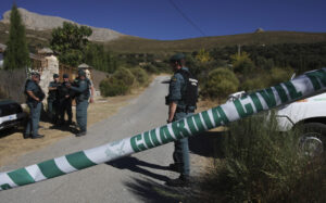 La Guardia Civil ha liberado esta madrugada a la mujer que se encontraba retenida desde primeras horas de la tarde del miércoles en Prado Negro, una pedanía de Huétor Santillán (Granada), por el presunto asesino de su marido, que ha sido detenido. EFE/ Pepe Torres