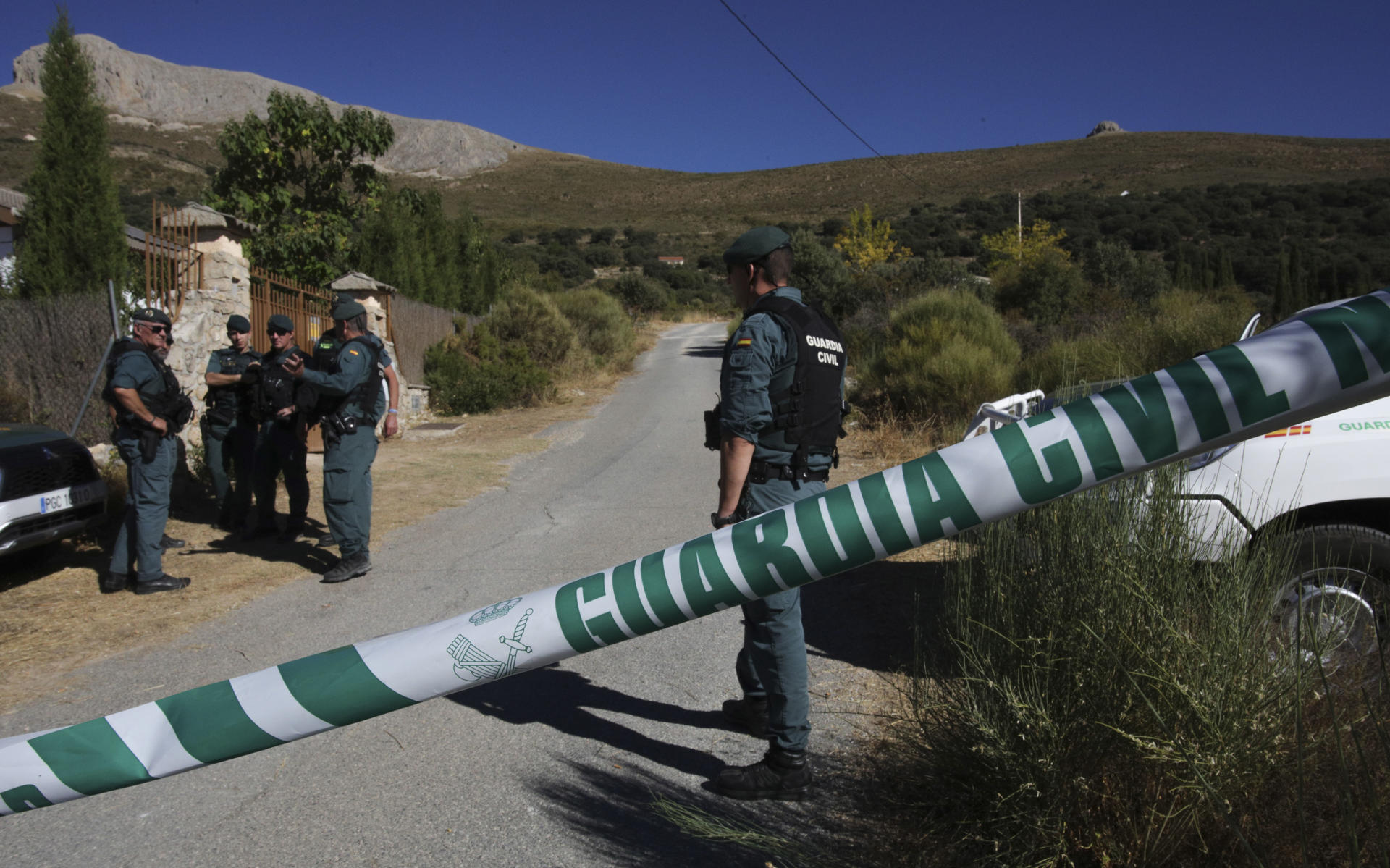 La Guardia Civil ha liberado esta madrugada a la mujer que se encontraba retenida en Prado Negro, una pedanía de Huétor Santillán (Granada), por el presunto asesino de su marido, que ha sido detenido. EFE/Miguel Ángel Molina