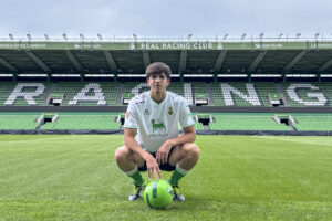 El nuevo central uruguayo del Real Racing Club, Facu González, durante su presentación como nuevo futbolista verdiblanco, este miércoles, en los Campos de Sport. EFE / Kike Serrano Mirones