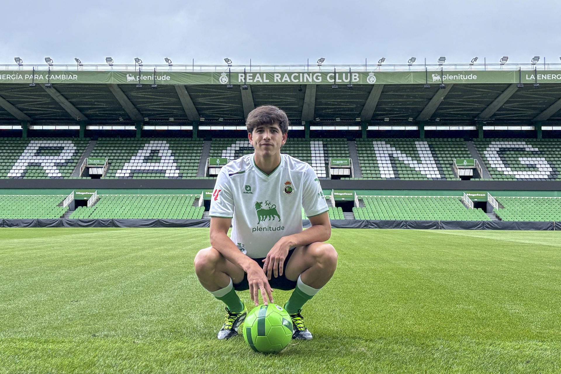 El nuevo central uruguayo del Real Racing Club, Facu González, durante su presentación como nuevo futbolista verdiblanco, este miércoles, en los Campos de Sport. EFE / Kike Serrano Mirones