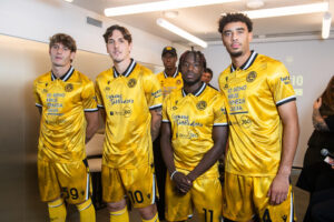Los jugadores Alessandro Zanoli, Nicolo Zaniolo, Hassane Kamara y Arthur Atta durante la presentación este jueves de la tercera equipación del Udinese en la Fashion Week de Milán. EFE/Udinese -Uso editorial No Ventas-