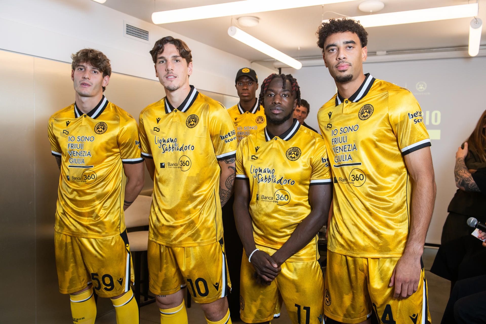 Los jugadores Alessandro Zanoli, Nicolo Zaniolo, Hassane Kamara y Arthur Atta durante la presentación este jueves de la tercera equipación del Udinese en la Fashion Week de Milán. EFE/Udinese -Uso editorial No Ventas-