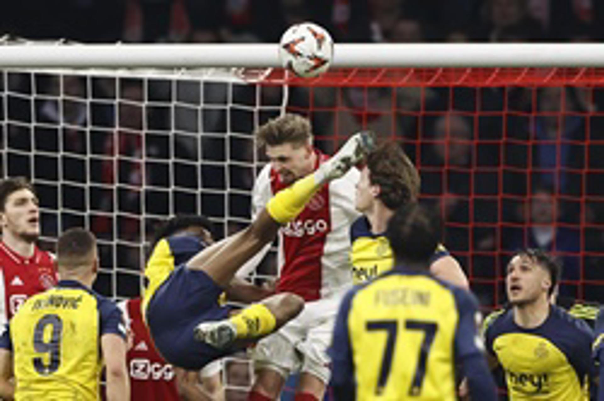 Kevin Rodríguez remata en un partido europeo de la pasada temporada contra el Ajax. EFE/EPA/MAURICE VAN STEEN