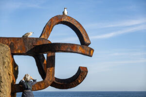 En la imagen de archivo, una mujer fotografía la escultura El Peine del Viento, de Eduardo Chillida, en San Sebastián. EFE/Javier Etxezarreta