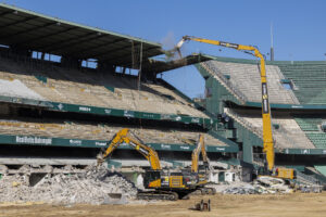El Betis, después de que iniciara la demolición de la única grada que quedaba del viejo Benito Villamarín, la tribuna de Preferencia que se construyó para el Mundial de 1982, comenzó una nueva fase en el proyecto del nuevo estadio, al proceder a la retirada de la cubierta instalada en ese sector. EFE/ Julio Muñoz