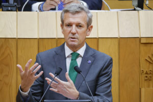El presidente gallego, Alfonso Rueda comparece sobre la ola de incendios en el Parlamento de Galicia, este martes en Santiago de Compostela. EFE/Lavandeira jr