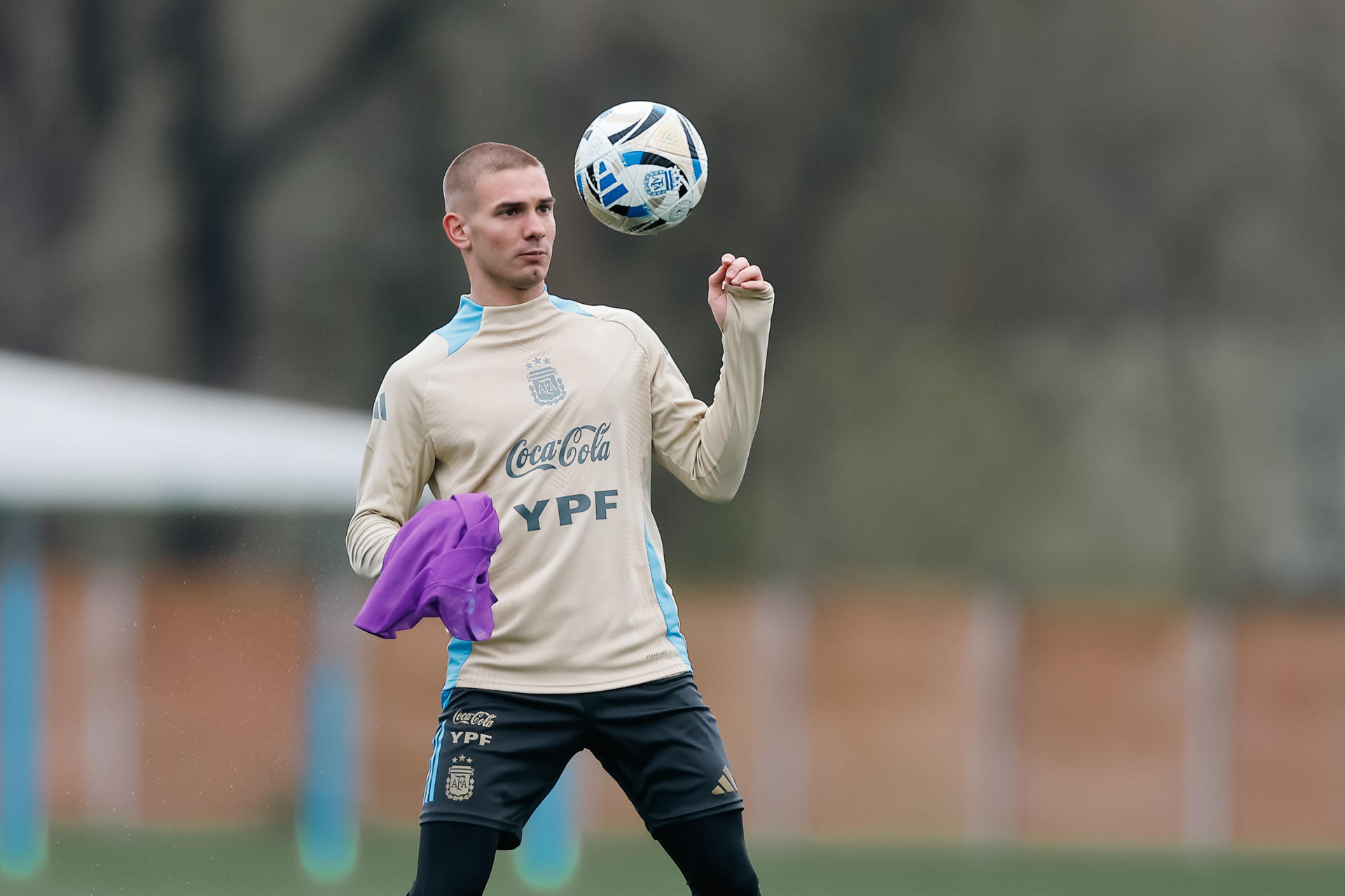 Franco Mastantuono controla el balón durante un entrenamiento este martes, en el predio de la Asociación de Fútbol Argentino (AFA) en Ezeiza. EFE/ Juan Ignacio Roncoroni