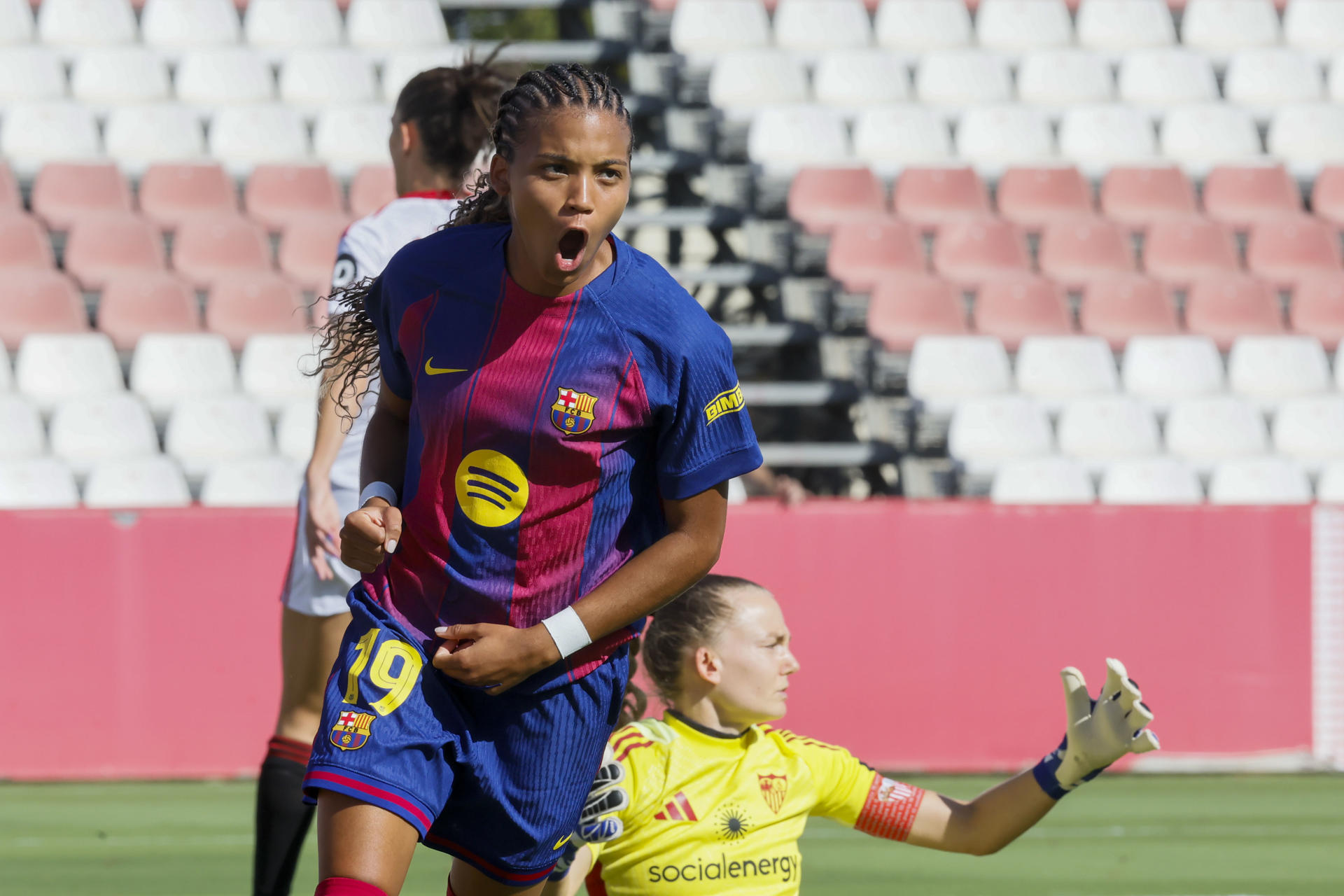 La delantera del FC Barcelona Vicky López celebra el gol conseguido ante el Sevilla, durante el partido de la jornada 4 de la Liga F, disputado este domingo en la Ciudad Deportiva Jose Ramón Cisneros Palacios Sevilla Futbol Club, en la capital andaluza. EFE/José Manuel Vidal