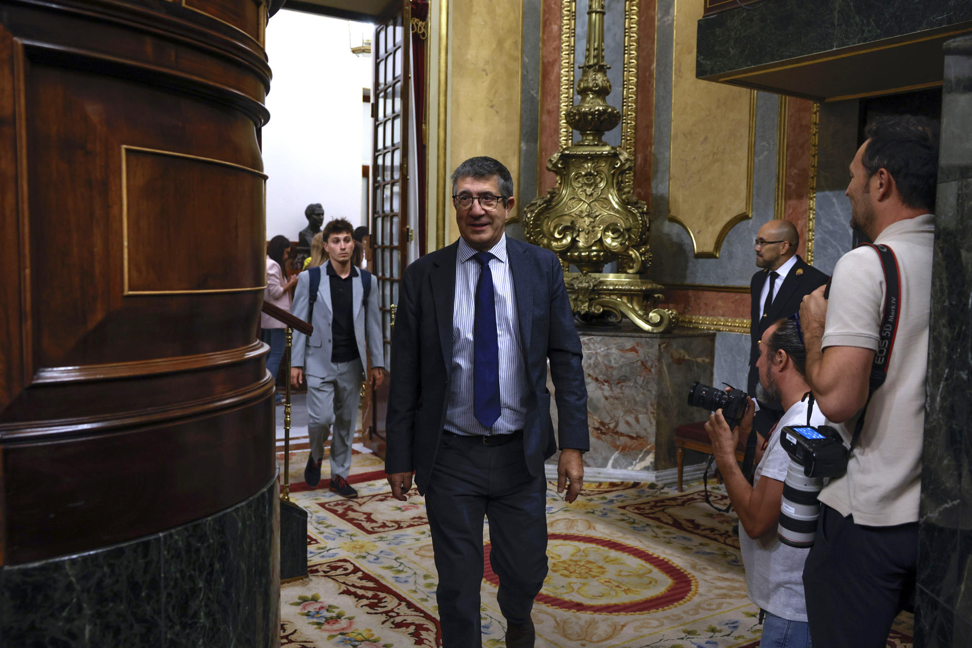 MADRID, 10/09/2025.- El diputado socialista Patxi López a su llegada al Congreso de los Diputados en Madrid, este miércoles, para asistir a la primera sesión de control del nuevo período de sesiones. EFE/ J.J. Guillén