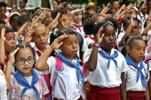 AME5190. LA HABANA (CUBA), 01/09/2025.- Estudiantes participan en actividades escolares este lunes, en La Habana (Cuba). La falta de profesores y uniformes, así como de material escolar básico, marca el arranque del curso escolar 2025-2026 en Cuba, un tradicional hito social y político en la isla que este año llega en "circunstancias particularmente complejas, como reconoce el propio Gobierno. EFE/ Ernesto Mastrascusa