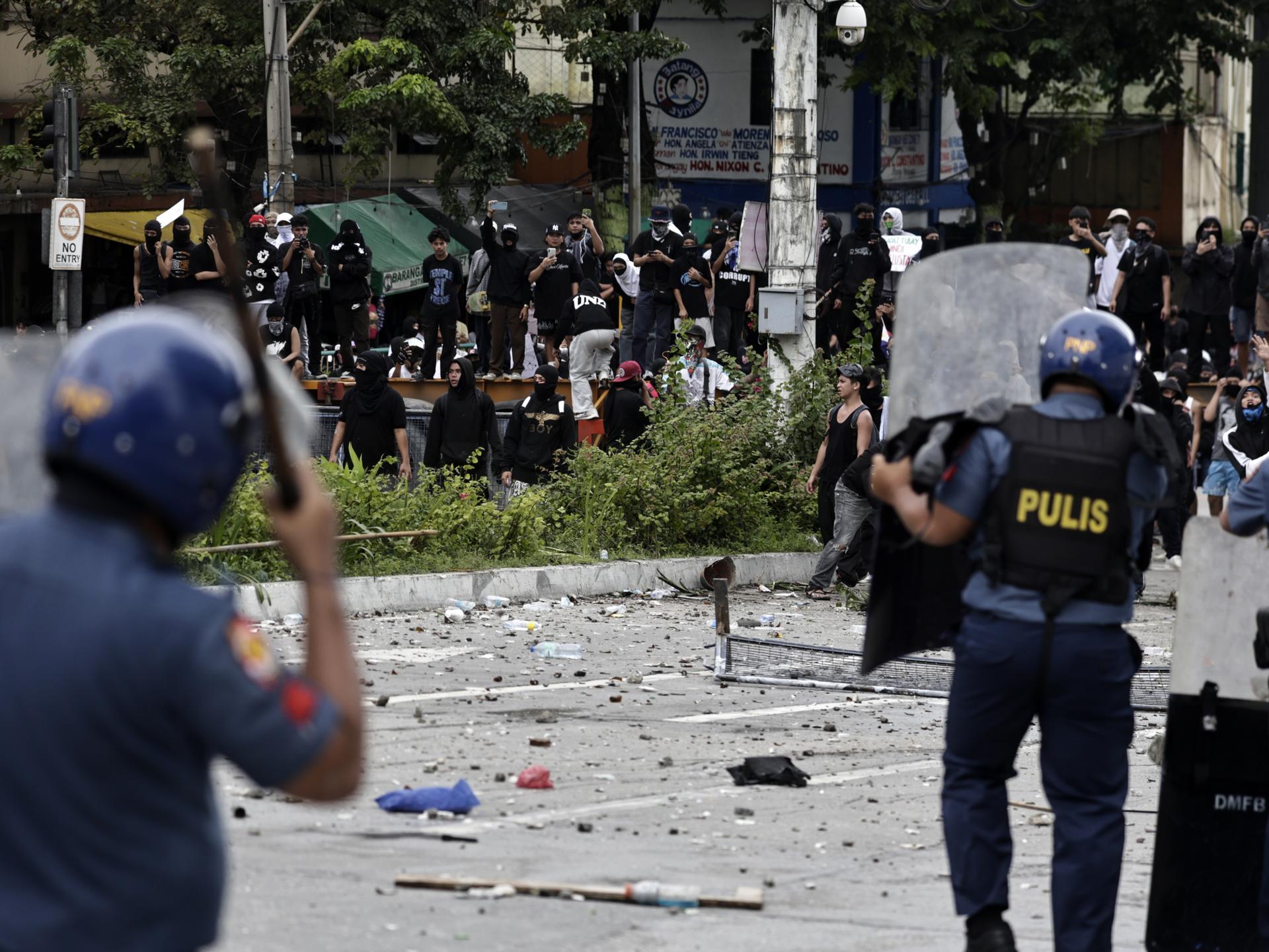 Enfrentamientos entre policías y manifestantes en Manila.
EFE/EPA/FRANCIS R. MALASIG
