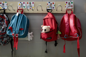 Mochilas en una clase. EFE/Biel Aliño