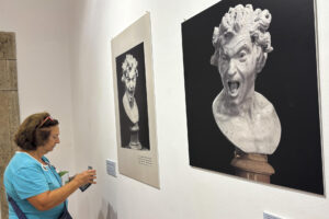 ROMA (ITALIA), 11/09/2025.- La "profunda" huella histórica y artística que España ha dejado en Roma protagoniza desde este jueves una exposición que recorre los monumentos más emblemáticos vinculados al país en la capital italiana en dos sedes ilustres: la Sala Dalí del Instituto Cervantes, en la céntrica Plaza Navona, y la Real Academia de España. EFE/Carlos Expósito