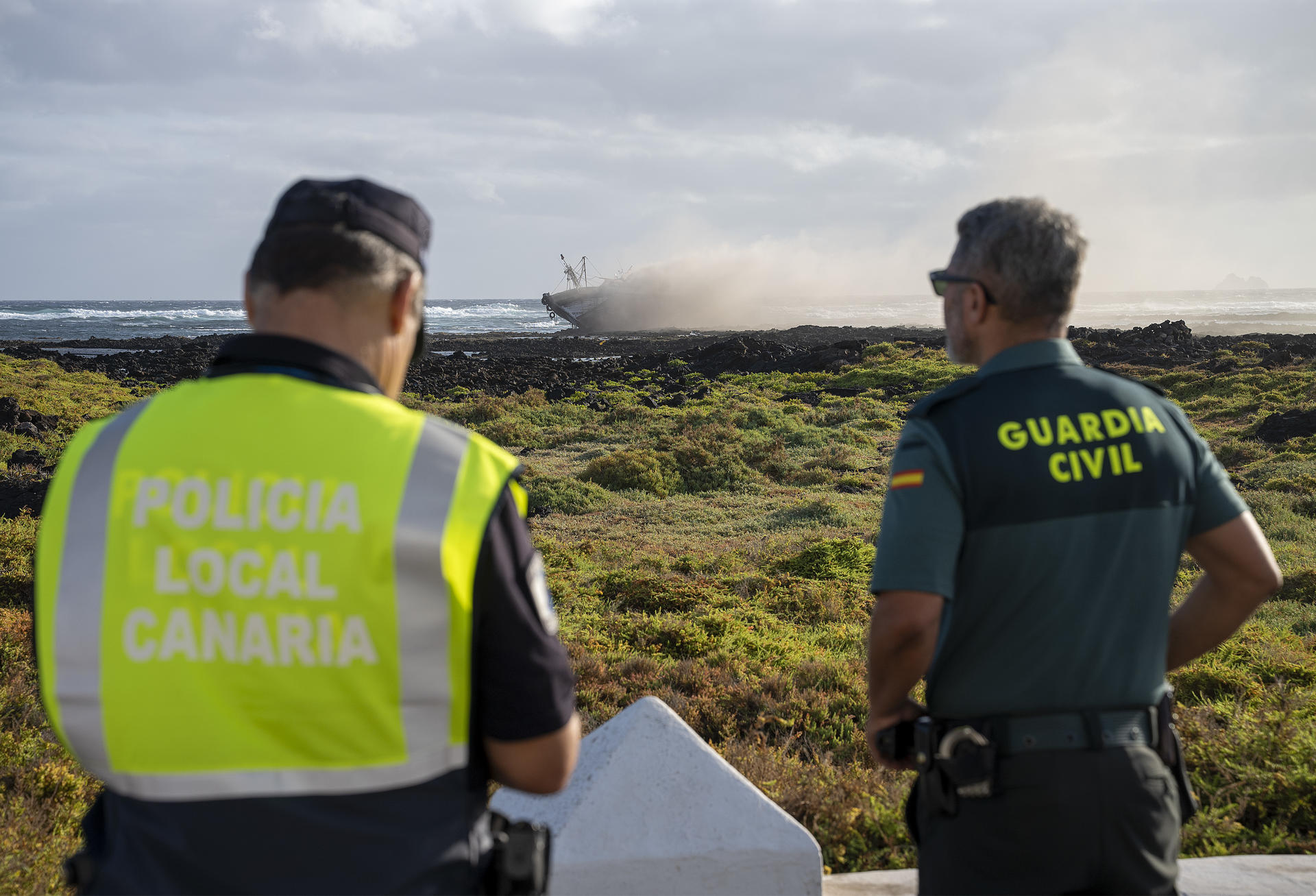Un pesquero de unos quince metros de eslora ha comenzado a arder tras encallar esta madrugada en la costa de Órzola, en el norte de Lanzarote, con cinco tripulantes a bordo, cinco hombres de origen marroquí que ya están a salvo. EFE/ Adriel Perdomo