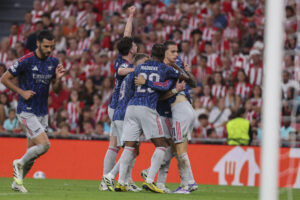 Los jugadores del Arsenal celebran el 0-1 durante el primer partido de la fase de la Liga de Campeones entre el Athletic Club de Bilbao y el Arsenal, este martes en el estadio de San Mamés en Bilbao. EFE/ Luis Tejido