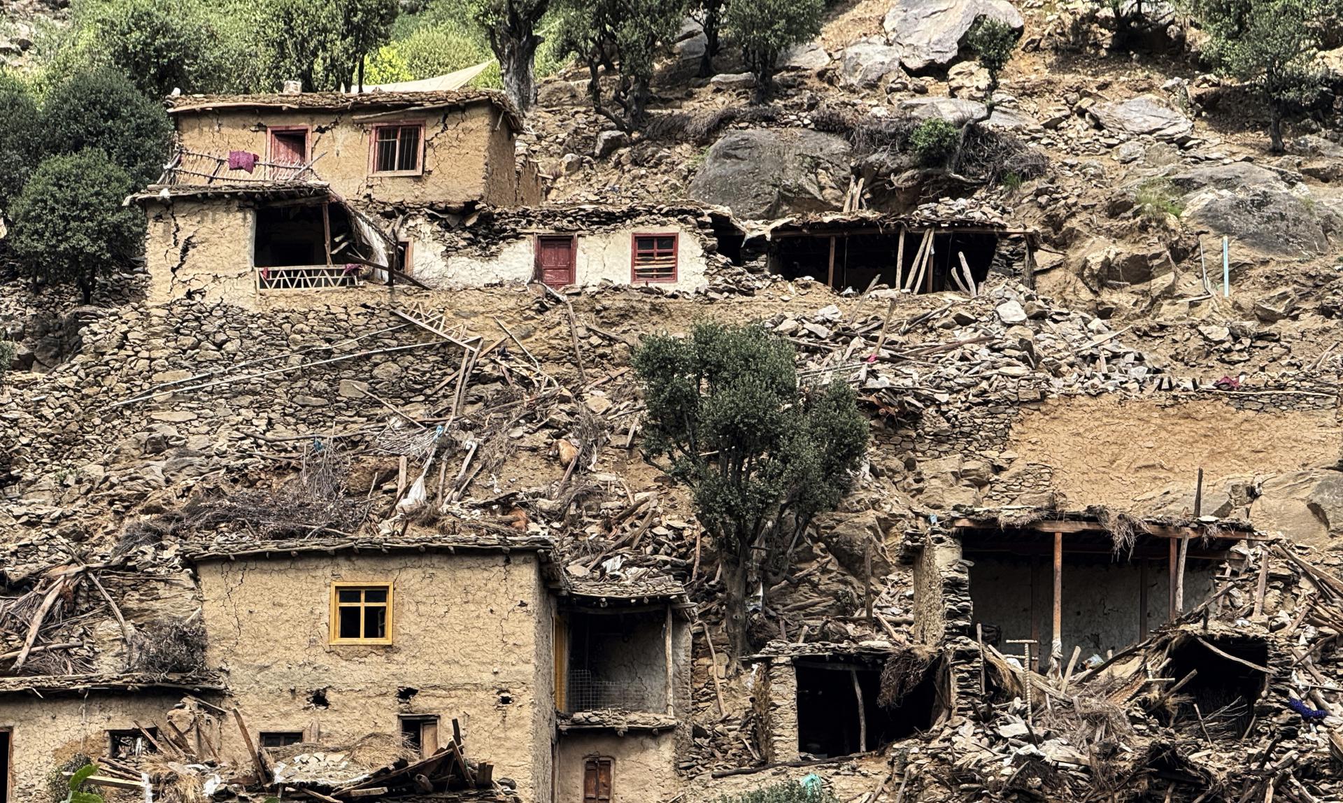 Casas con daños en Kunar, en Afganistán, como consecuencia del terremoto. EFE/EPA/HAMID SABAWOON