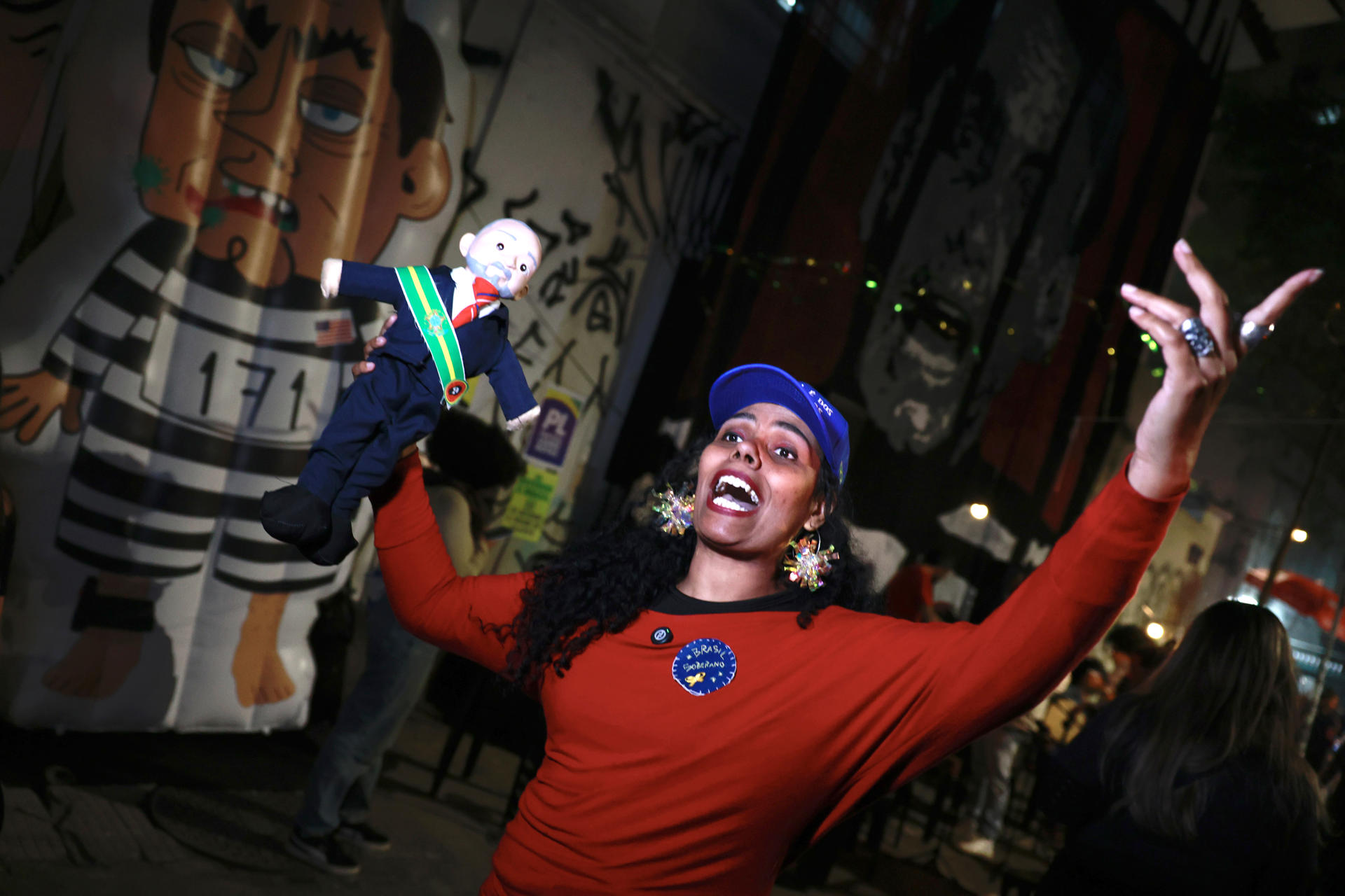 Una mujer celebra la condena al expresidente de Brasil Jair Bolsonaro este viernes, en una calle del centro de São Paulo (Brasil). EFE/ Sebastiao Moreira