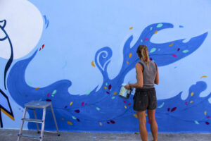 El artista cántabro Jay Kaes y otros artistas locales apuestan por llenar de murales la fachada del edificio en el que "empezó y se cultivó" la cultura urbana artística y musical de Santander para reivindicar la memoria de los barrios y honrar la construcción abandonada. EFE/Eva García