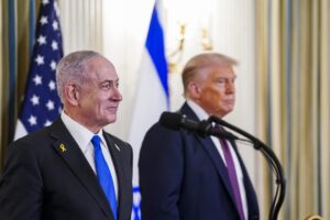 El presidente de Estados Unidos, Donald Trump (d), y el primer ministro israelí, Benjamin Netanyahu (i), participan en una conferencia de prensa conjunta en el Comedor de Estado de la Casa Blanca en Washington, DC, EE. UU., el 29 de septiembre de 2025. EFE/WILL OLIVER / POOL