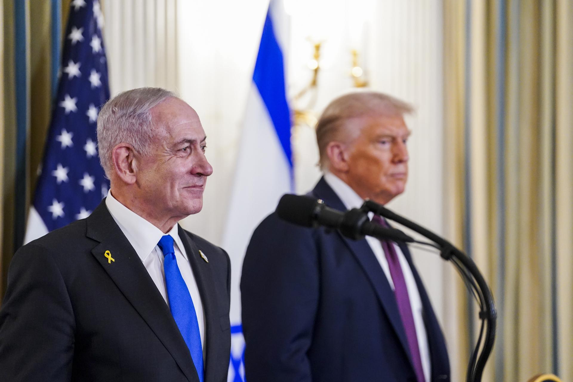 El presidente de Estados Unidos, Donald Trump (d), y el primer ministro israelí, Benjamin Netanyahu (i), participan en una conferencia de prensa conjunta en el Comedor de Estado de la Casa Blanca en Washington, DC, EE. UU., el 29 de septiembre de 2025. EFE/WILL OLIVER / POOL
