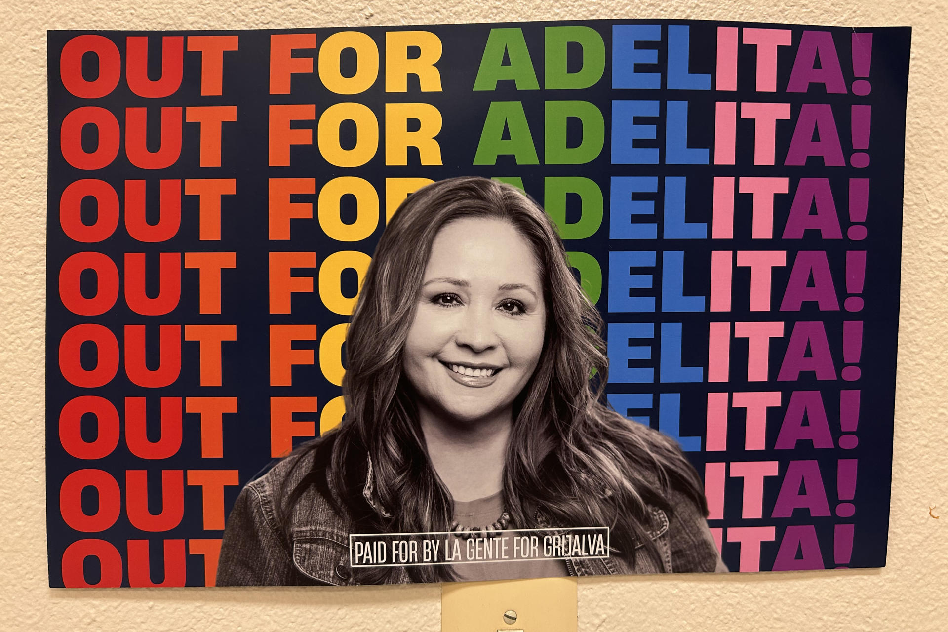 Fotografía de archivo, tomada el pasado 21 de junio de un cartel de la candidata demócrata al congreso por el distrito 7 de Arizona, Adelita Grijalva, en Tucson (AZ, EE.UU.). EFE/María León