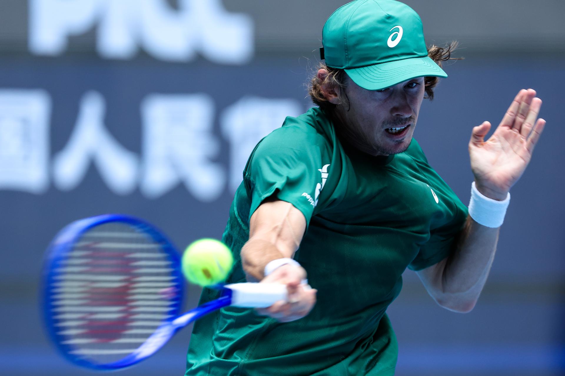 El tenista australiano Alex de Minaur en acción durante el partido de individuales masculinos de la ronda de 32 contra el chino Yunchaokete Bu en el Abierto de China. EFE/EPA/WU HAO