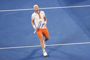 El noruego Casper Ruud se lamenta de un punto perdido durante la semifinal del Abierto de Tokio ante el español Carlos Alcaraz. EFE/EPA/RODRIGO REYES MARIN