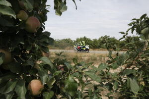 Algo más de 132 guardias civiles dan seguridad a la Vuelta Ciclista a España por tierra y aire para que cada etapa discurra sin incidentes, ni dentro de la cápsula de los ciclistas ni fuera de ella. EFE ha acompañado a los agentes los 195 kilómetros de la novena etapa de esta edición (Alfaro-Estación de Esquí de Valdezcaray) para conocer la labor que realizan en cada palmo del recorrido. EFE/ Javier Lizon