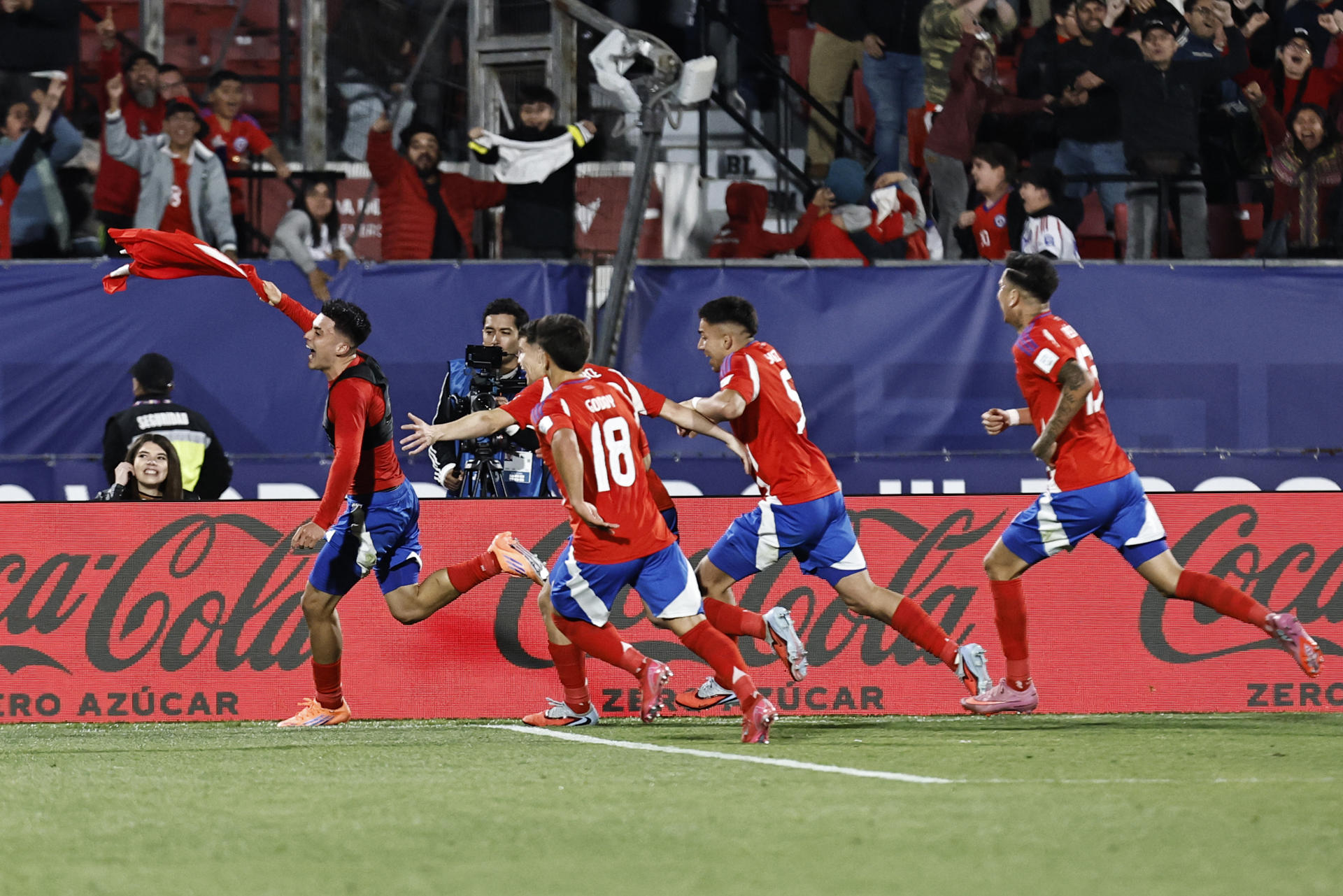 Ian Garguez (i) de Chile celebra un gol este sábado en el partido del grupo A de la Copa Mundial Sub-20 frente a Nueva Zelanda en el estadio Nacional en Santiago. EFE/ Osvaldo Villarroel
