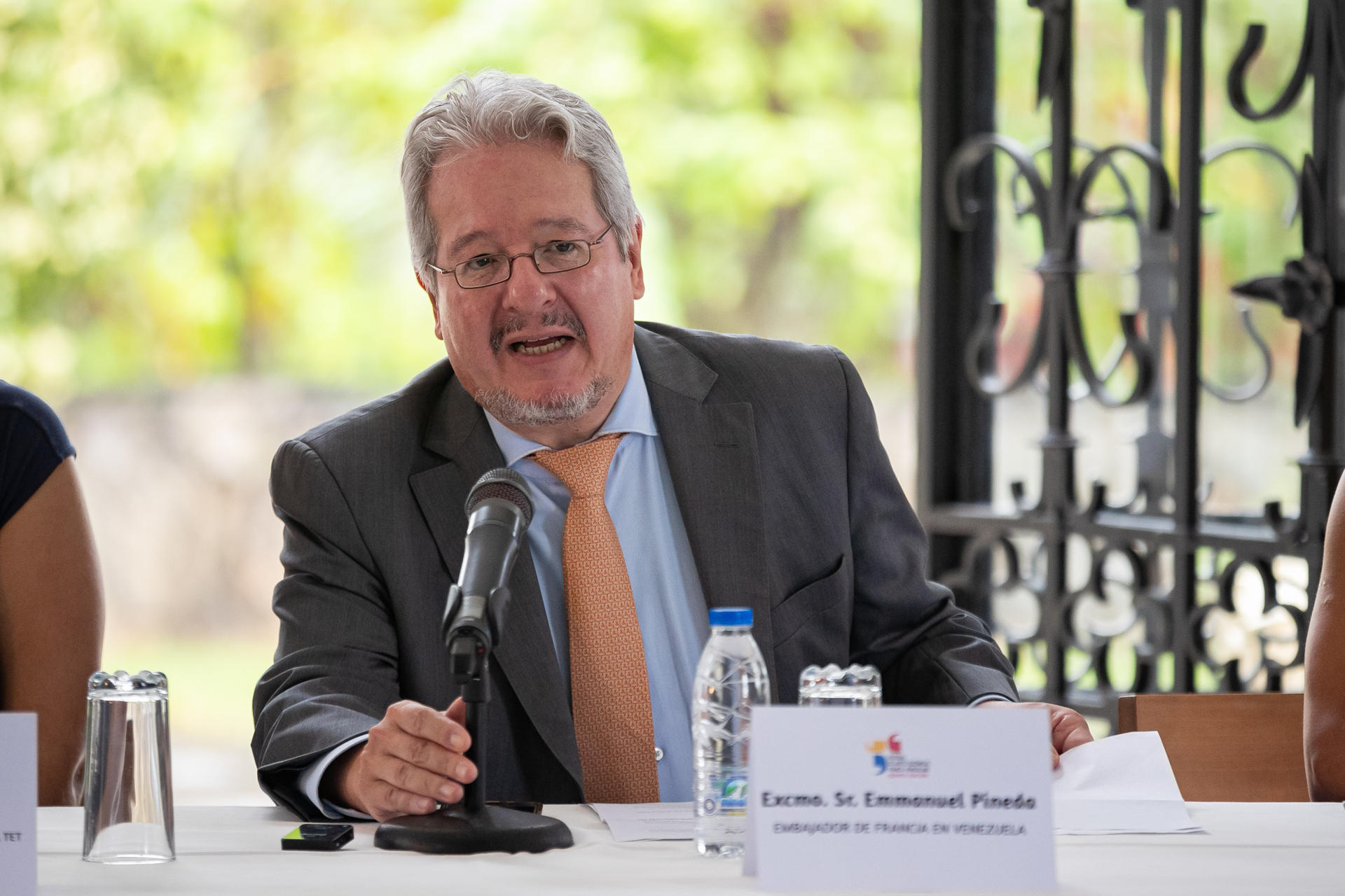 El embajador de Francia en Venezuela, Emmanuel Pineda, habla durante la rueda de prensa de la quinta edición del Festival de Artes Escénicas Franco-venezolano este miércoles, en Caracas (Venezuela). EFE/ Ronald Peña R
