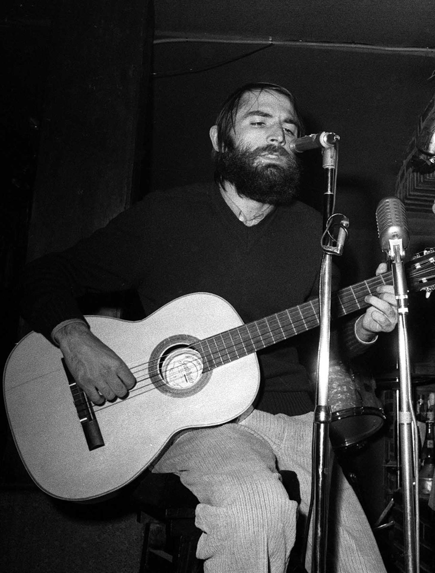 Fotografía de archivo (14-12-1970) de Pablo Guerrero, creador de "A cántaros", una canción que se convirtió en todo un himno en la Transición española, que publica ahora "Plata", un disco que el cantautor y poeta extremeño describe en una entrevista con Efe como "un bálsamo contra las heridas del alma" y como "un refugio contra la frialdad que nos invade". EFE/yv
