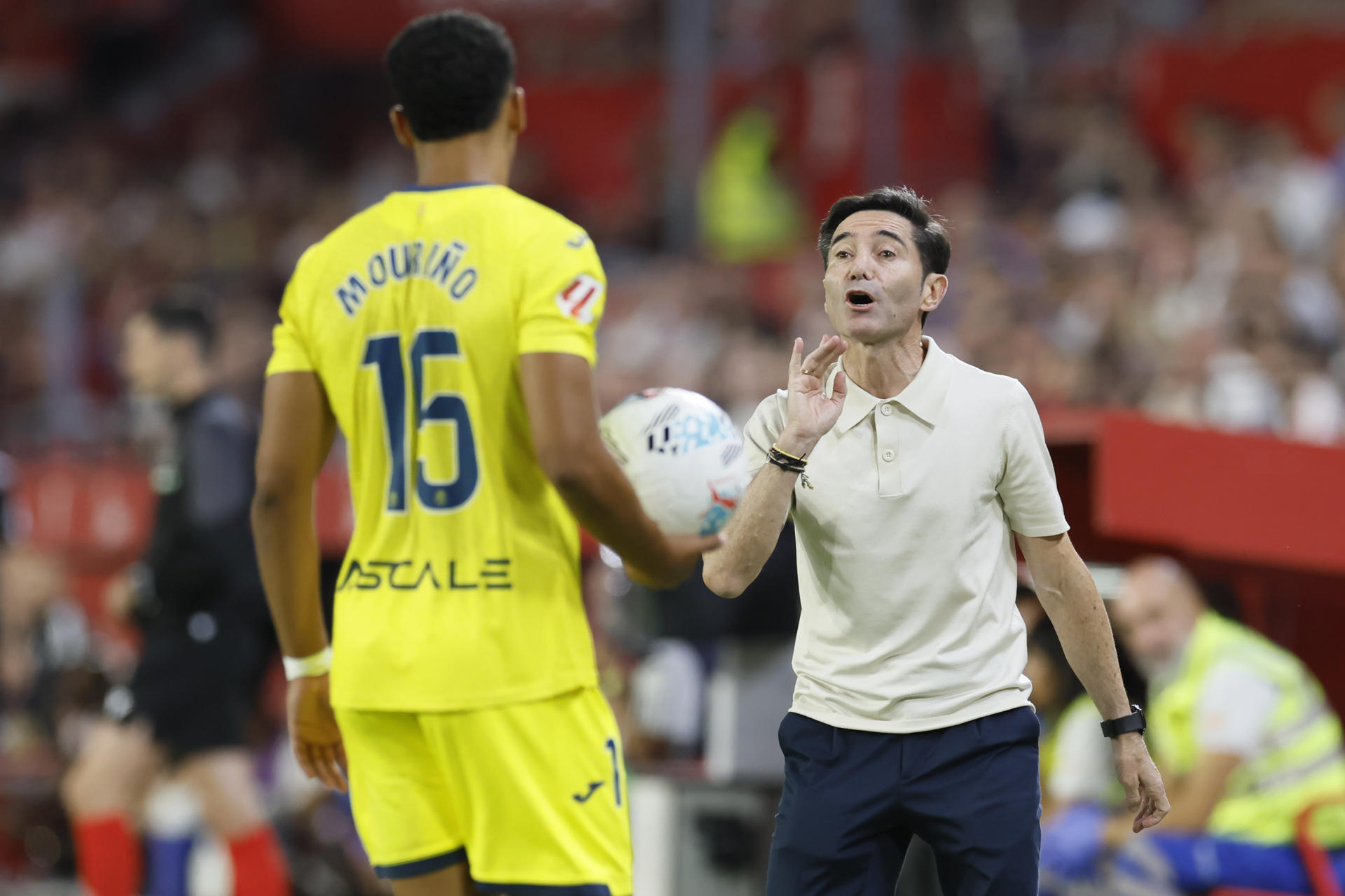 El entrenador del Villarreal Marcelino García Toral (d) da instrucciones durante el partido de la sexta jornada de LaLiga que Sevilla FC y Villarreal CF, disputado el pasado martes, en el estadio Sánchez-Pizjuán, en Sevilla. EFE/José Manuel Vidal