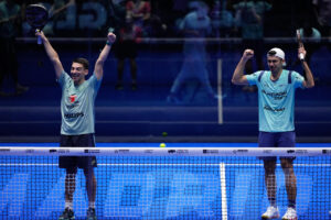 Los jugadores Leo Augsburger (d) y Martín Di Nenno (i) celebran su victoria ante la pareja Arturo Coello/Agustín Tapia en la Final masculina en el IV torneo internacional Premier Pádel P1, este domingo en el Movistar Arena de Madrid. EFE/Borja Sanchez-Trillo
