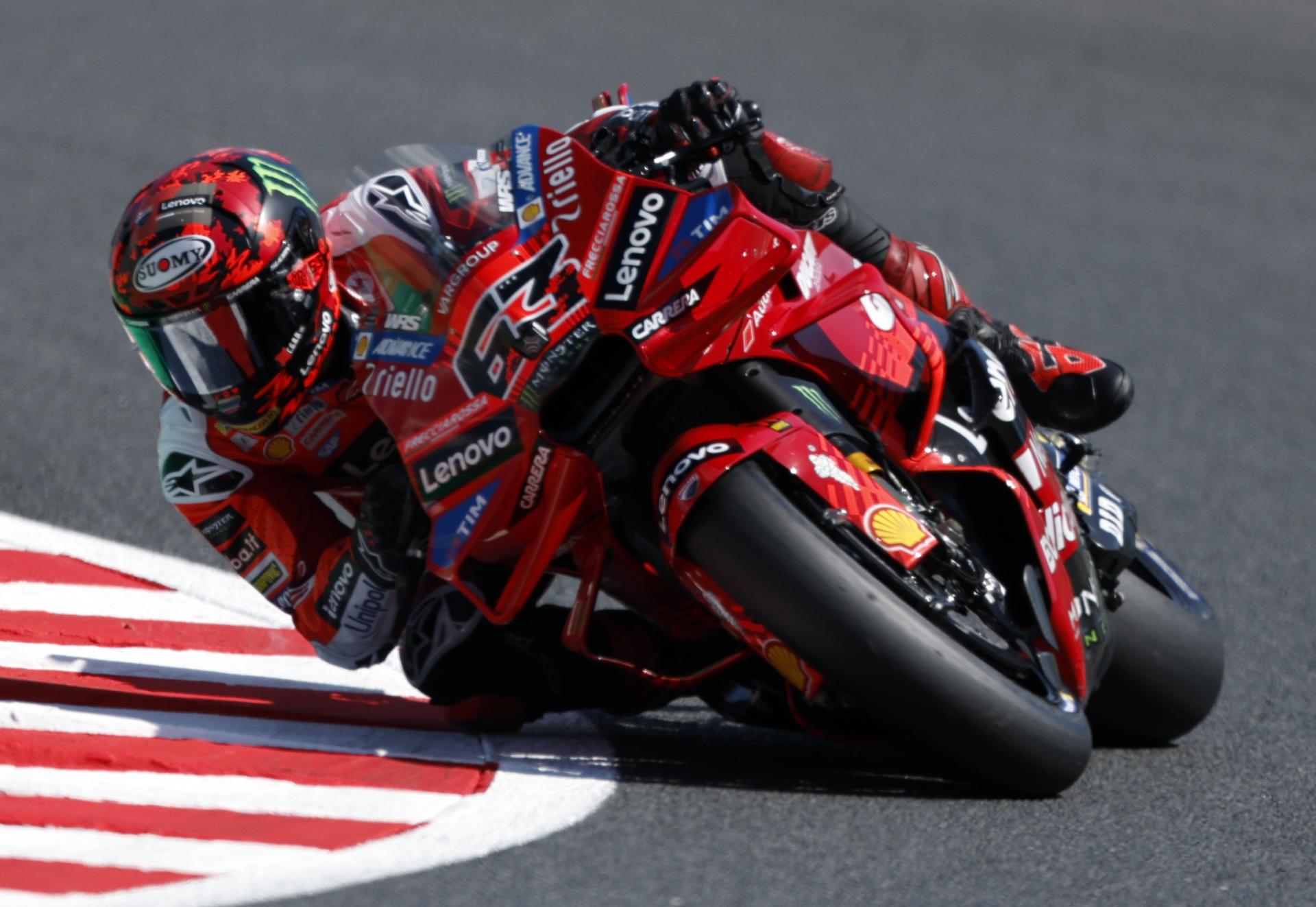 El piloto italiano del equipo Ducati Lenovo Francesco Bagnaia monta su moto durante la sesión de clasificación del Gran Premio de Motociclismo de Japón en Motegi. EFE/EPA/FRANCK ROBICHON
