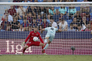 -Los jugadores del Levante celebran un gol contra el Betis, durante el partido de la jornada 4 de LaLiga EA Sports entre el Levante y el Betis, este domingo en el estadio gol Ciutat de València.- EFE/ Manuel Bruque