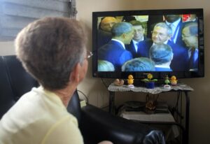 Imagen de archivo de una mujer mirando la televisión. EFE/Ernesto Mastrascusa