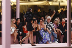 El director Pedro Almodóvar (3d), entre algunas actrices, este jueves en el desfile de Carolina Herrera, que presenta su colección primavera-verano 2026, en la Plaza Mayor de Madrid. EFE/ Daniel González