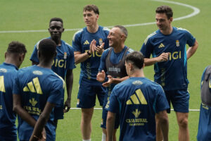 Santi Cazorla (c), capitán del Real Oviedo, junto a sus compañeros durante un entrenamiento del equipo asturiano. EFE/Paco Paredes