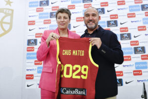 La presidenta de Federación Española de Baloncesto (FEB), Elisa Aguilar (i), presenta a Chus Mateo (d) como nuevo seleccionador absoluto masculino, este martes en Madrid. EFE/Rodrigo Jiménez