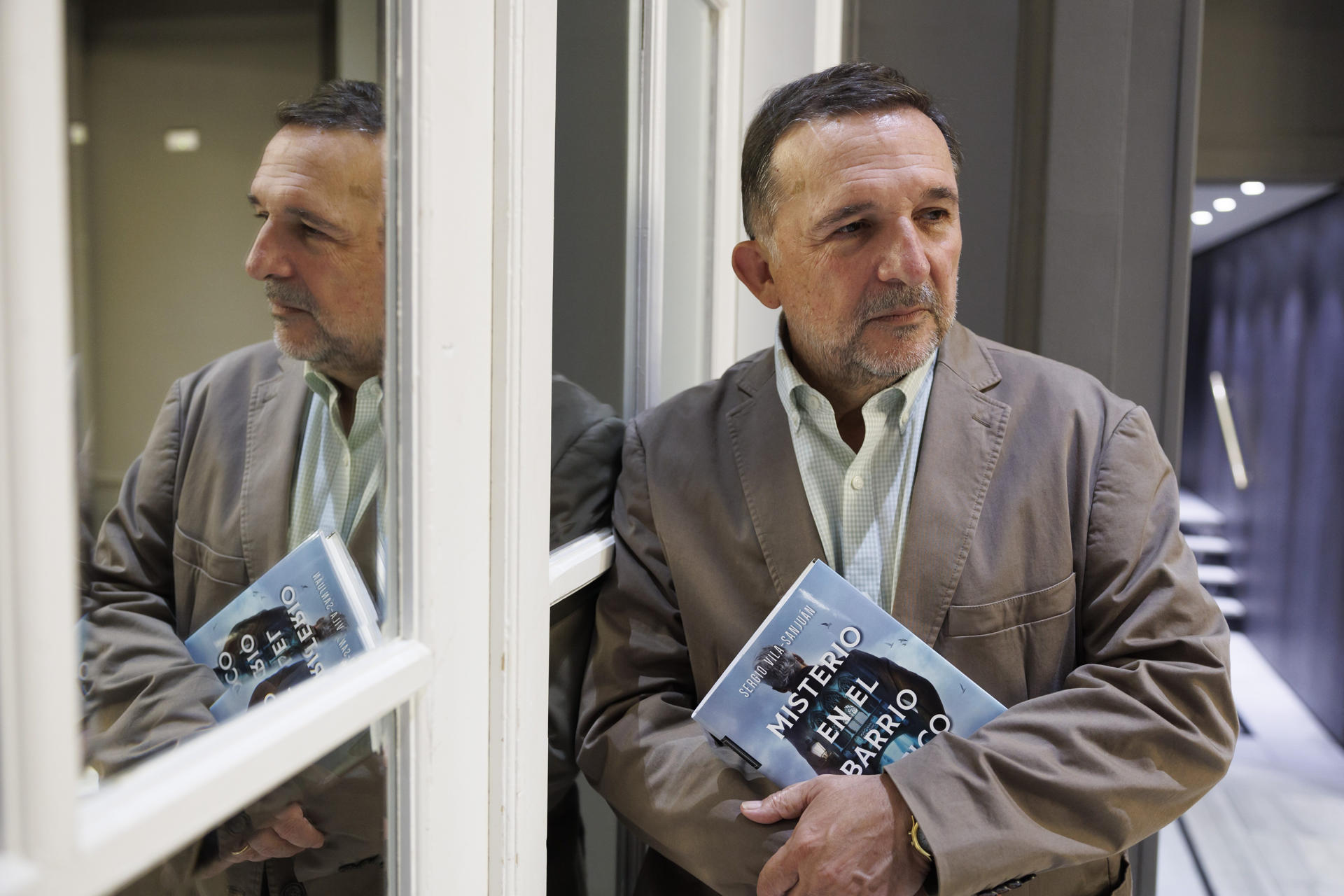 El escritor Sergio Vila-Sanjuán, ganador del Premio Fernando Lara 2025 con su obra 'Misterio en el barrio gótico', posa tras la entrevista concedida a EFE en la que ha asegurado que cree que la actual es una sociedad "muy presentista, muy atenta a lo último, muy fragmentaria y muy tecnologizada". EFE/Javier Cebollada