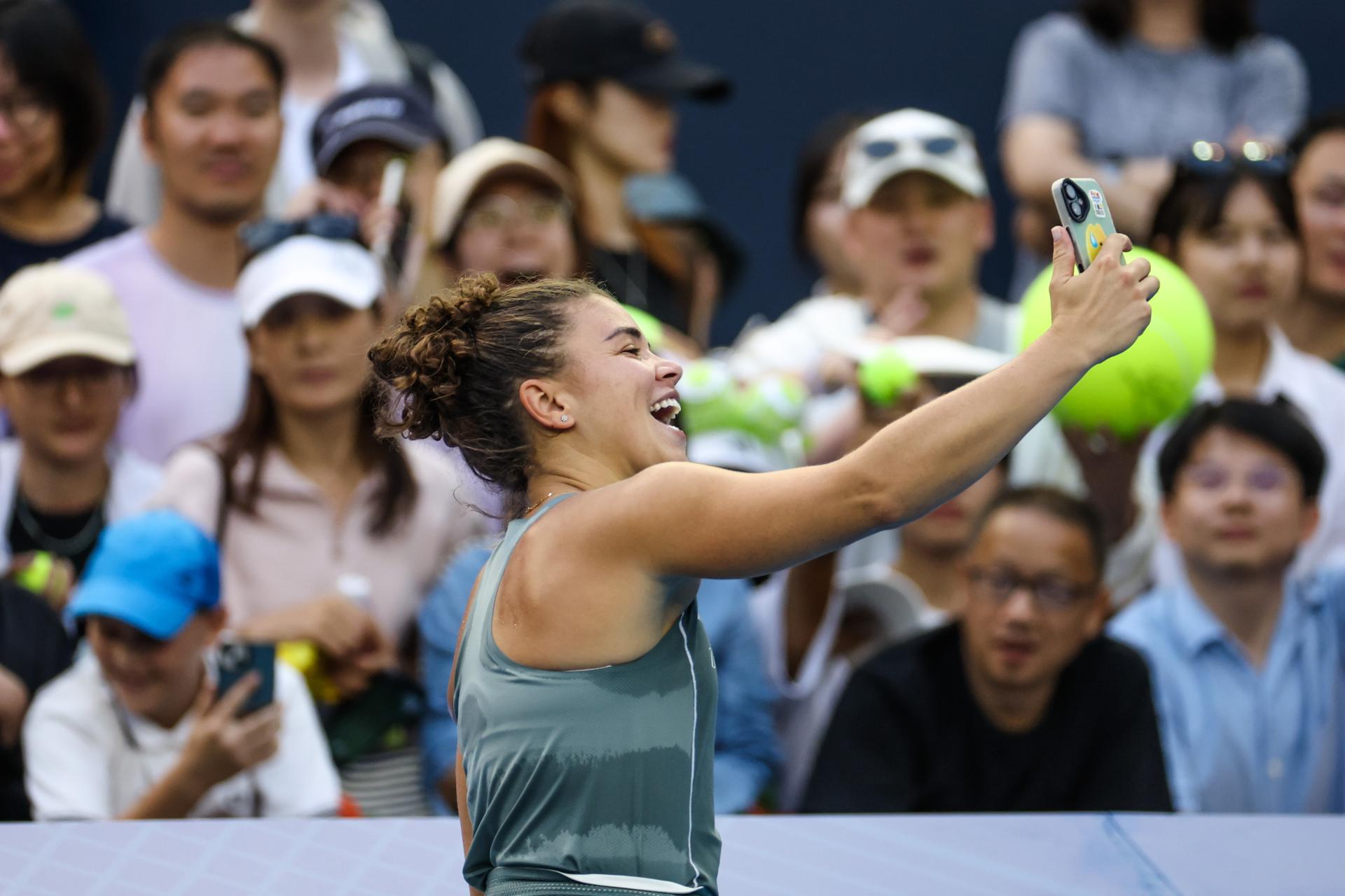 La italiana Jasmine Paolini, sexta cabeza de serie del Abierto de China, celebra su victoria por 6–1 y 6–3 sobre la letona Anastasija Sevastova. EFE/EPA/WU HAO