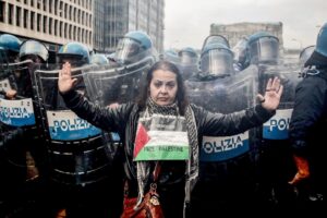 Milan (Italy), 22/09/2025.- A person gestures in front of policemen during clashes amid the nationwide strike with the slogan 'Let's Block Everything' in solidarity with Palestinians in Gaza and call for a halt to arms shipments to Israel, in Milan, Italy, 22 September 2025. (Italia) EFE/EPA/MOURAD BALTI TOUATI