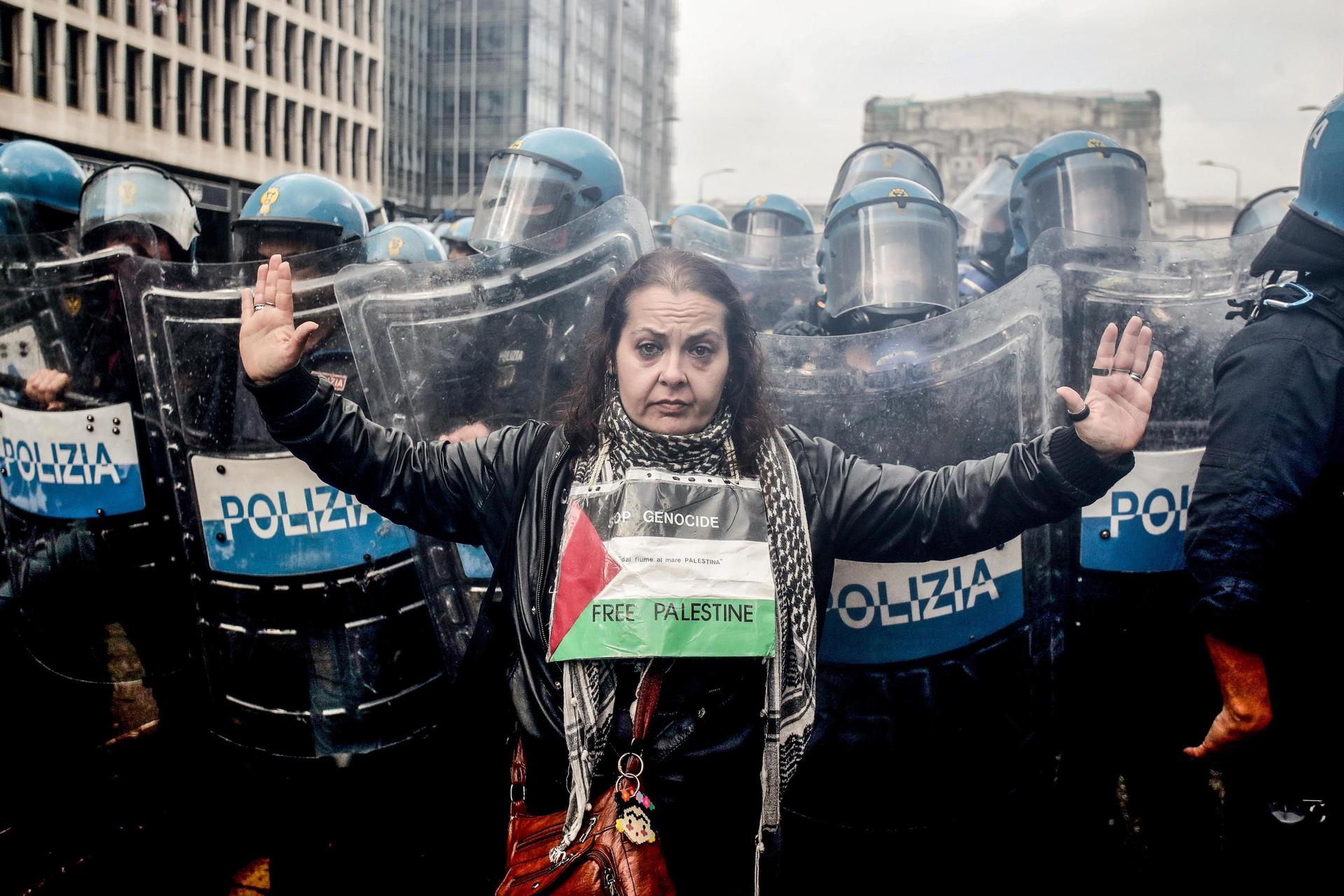 Milan (Italia), 22 sep (EFE).- Un total de 60 agentes del orden han resultado heridos y unas 18 personas fueron detenidas tras los disturbios ocurridos en las manifestaciones celebradas este lunes en varias ciudades italianas en protesta contra la ofensiva militar israelí en Gaza.EFE/EPA/MOURAD BALTI TOUATI