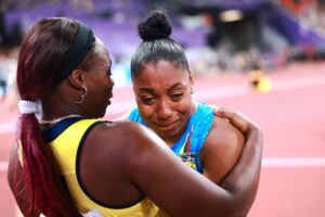 La atleta ecuatoriano Juleisy Angulo (d) abraza a la colombiana Flor Deniz Ruiz Hurtado tras ganar el oro en jabalina de los Mundiales de Tokio.EFE/EPA/ALEX PLAVEVSKI
